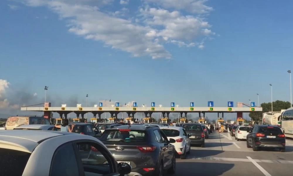 Θεσσαλονίκη: Εκτροπές κυκλοφορίας μέσω Μαλγάρων λόγω φωτιάς σε ΙΧ